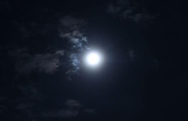 குழந்தைகளுக்கு நிலாவை காட்டி சோறு ஊட்டுவது எப்படி ?